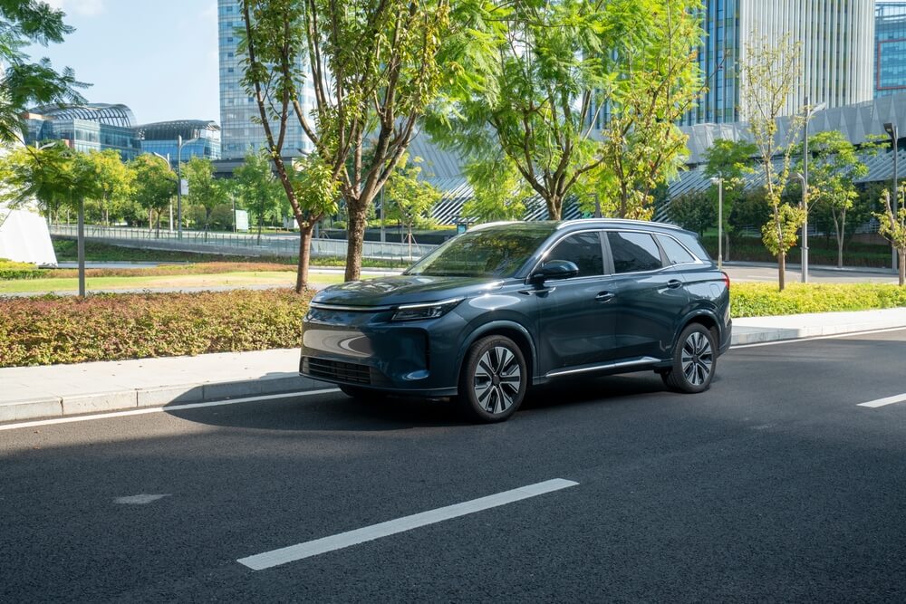 現代車輛行駛於高速公路，象徵港車北上保障